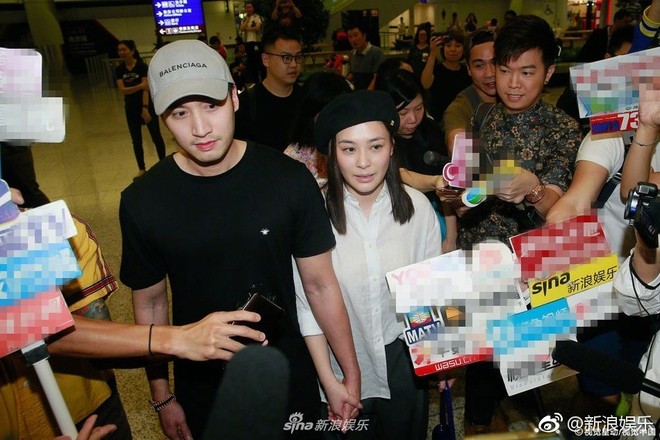 Chung H&acirc;n Đồng bẽn lẽn khi lần đầu xuất hiện b&ecirc;n &ocirc;ng x&atilde;, khoe kh&eacute;o nhẫn kim cương s&aacute;ng ch&oacute;i tr&ecirc;n tay - Ảnh 3.