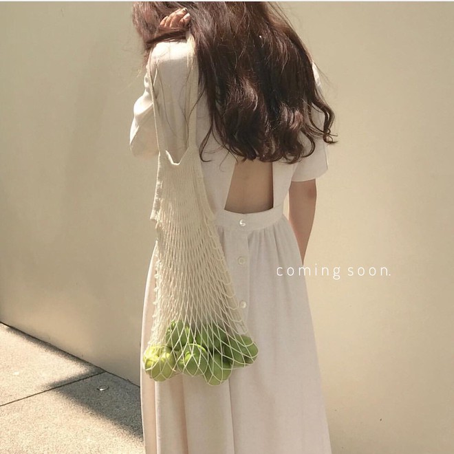 Combo g&aacute;i H&agrave;n m&ecirc; nhất h&egrave; n&agrave;y chắc chắn l&agrave; mặc đồ đũi be v&agrave;ng v&agrave; đeo 3 kiểu t&uacute;i sau - Ảnh 11.