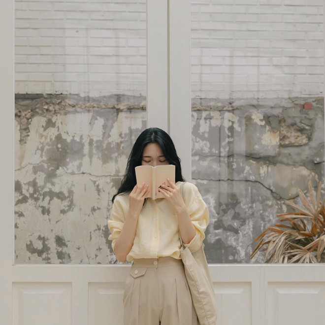 Combo g&aacute;i H&agrave;n m&ecirc; nhất h&egrave; n&agrave;y chắc chắn l&agrave; mặc đồ đũi be v&agrave;ng v&agrave; đeo 3 kiểu t&uacute;i sau - Ảnh 1.