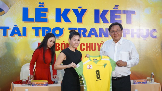 B&oacute;ng chuyền nữ TPHCM c&oacute; nh&agrave; t&agrave;i trợ trang phục mới - Ảnh 2.