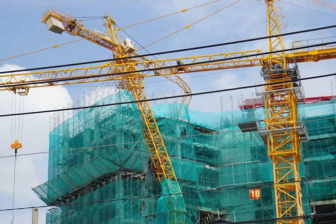 Cần cẩu c&ocirc;ng tr&igrave;nh x&acirc;y dựng chung cư cao cấp ở S&agrave;i G&ograve;n bị g&atilde;y, h&agrave;ng chục người d&acirc;n sơ t&aacute;n v&igrave; sợ đ&egrave; nh&agrave; - Ảnh 1.