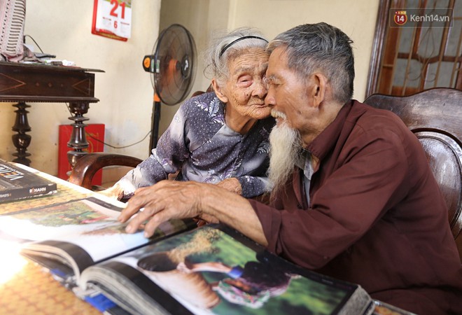 Nhiếp ảnh gia người Pháp chụp bộ ảnh đôi vợ chồng 94 tuổi và phía sau đó là một cổ tích tình già siêu dễ thương ở làng rau Trà Quế - Ảnh 9.