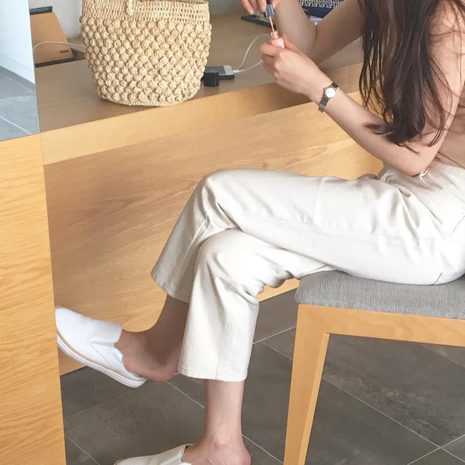 Nếu đ&atilde; ch&aacute;n jeans xanh hay đen cơ bản, bạn h&atilde;y sắm ngay jeans trắng - chiếc quần hot hit của m&ugrave;a h&egrave; n&agrave;y - Ảnh 3.