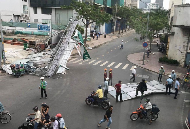 Hàng loạt cây xanh bật gốc đè nát ô tô, bảng hiệu bị hất bay tứ tung trên phố Sài Gòn vì gió lớn - Ảnh 6.