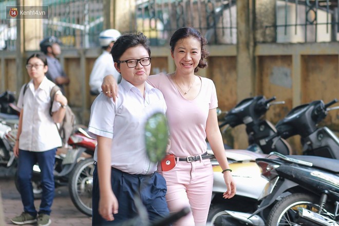 Ngày đầu thi tuyển sinh lớp 10 2018 Hà Nội: Kỳ thi khó hơn thi đại học - Ảnh 3.