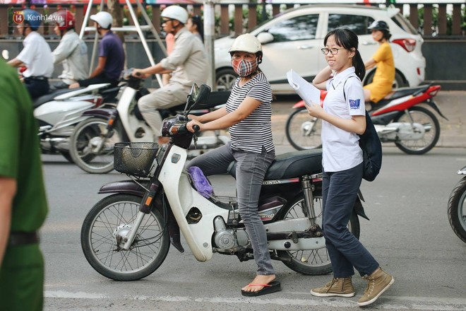 Ngày đầu thi tuyển sinh lớp 10 2018 Hà Nội: Kỳ thi khó hơn thi đại học - Ảnh 5.