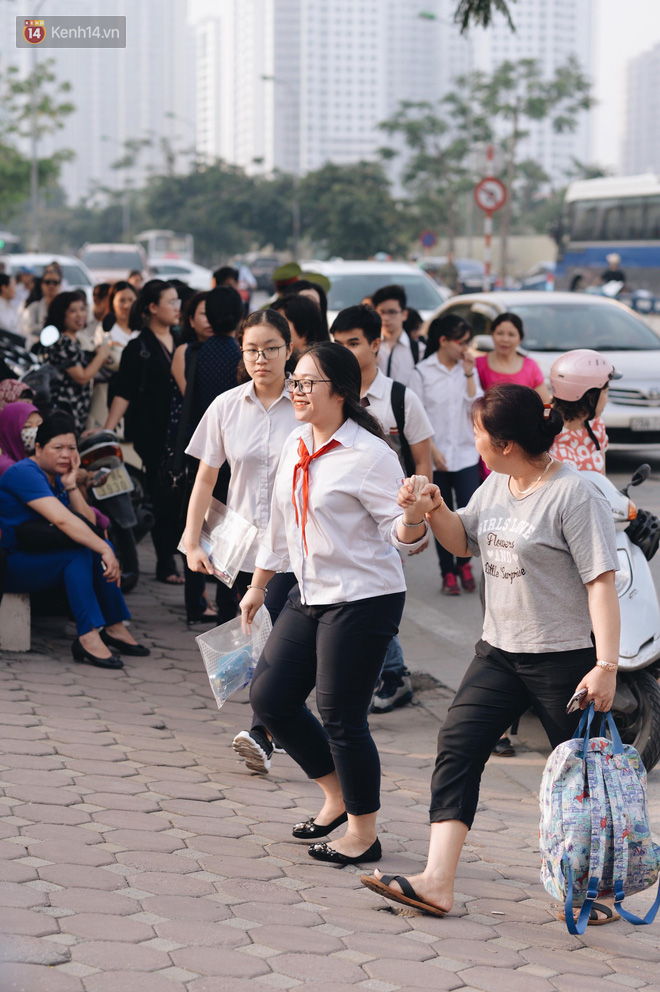 Ngày đầu tiên tuyển sinh lớp 10 tại Hà Nội: Học sinh và phụ huynh căng thẳng vì kỳ thi được đánh giá khó hơn cả thi đại học - Ảnh 13.