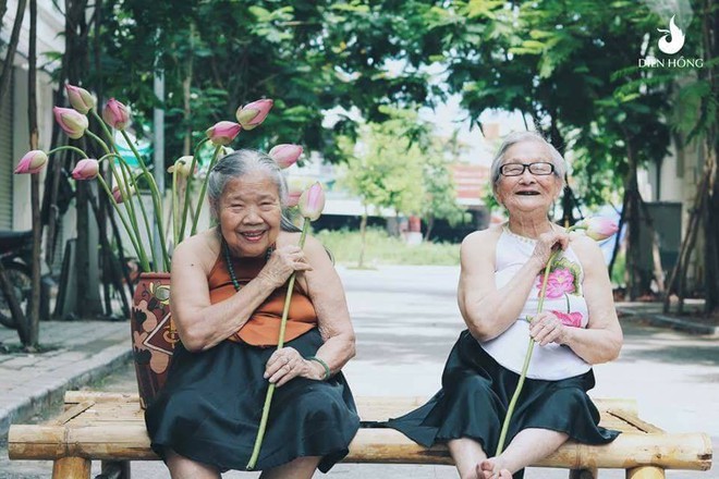 Bộ ảnh Sen của 2 b&agrave; cụ khiến cư d&acirc;n mạng ước ao l&uacute;c về gi&agrave; cũng c&oacute; một BFF như thế - Ảnh 3.