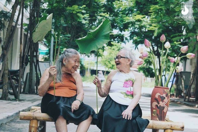 Bộ ảnh Sen của 2 bà cụ khiến cư dân mạng ước ao lúc về già cũng có một BFF như thế - Ảnh 1.