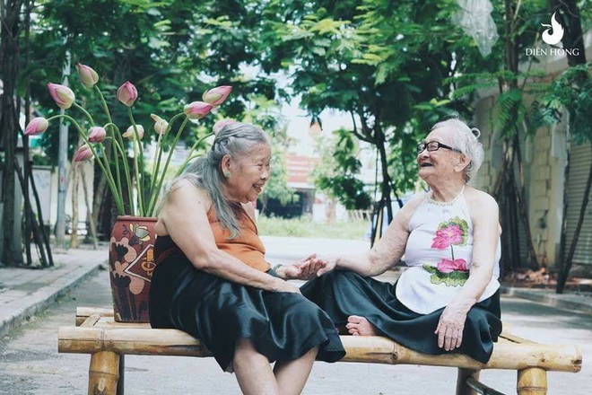 Bộ ảnh Sen của 2 b&agrave; cụ khiến cư d&acirc;n mạng ước ao l&uacute;c về gi&agrave; cũng c&oacute; một BFF như thế - Ảnh 2.