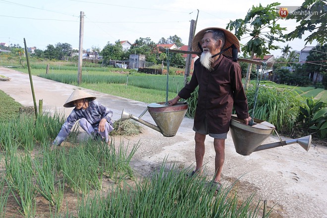 Nhiếp ảnh gia người Pháp chụp bộ ảnh đôi vợ chồng 94 tuổi và phía sau đó là một 