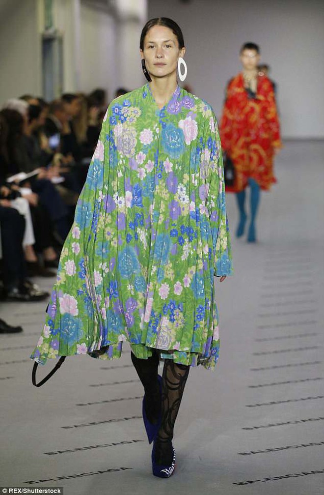 Cô dâu hot nhất hôm nay: mặc váy xuyên thấu lộ nội y tím, đội mũ to như thể đang "che nắng cho cả dòng họ" - Ảnh 5.