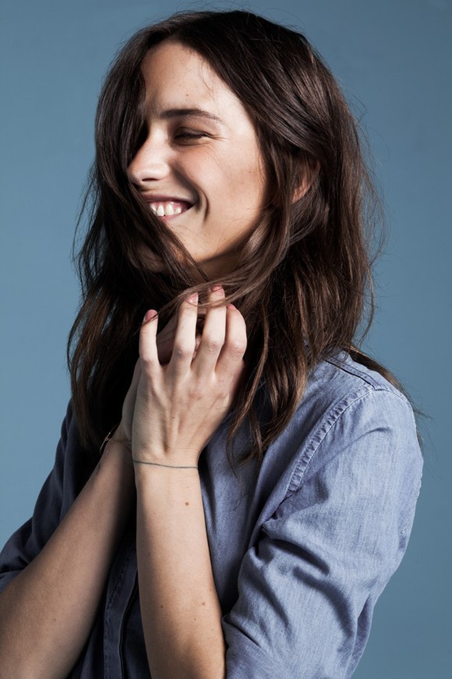 Cô dâu hot nhất hôm nay: mặc váy xuyên thấu lộ nội y tím, đội mũ to như thể đang "che nắng cho cả dòng họ" - Ảnh 4.