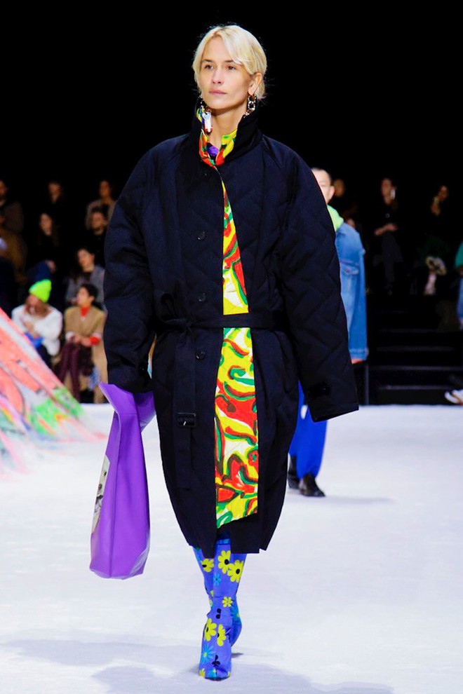 Cô dâu hot nhất hôm nay: mặc váy xuyên thấu lộ nội y tím, đội mũ to như thể đang "che nắng cho cả dòng họ" - Ảnh 5.