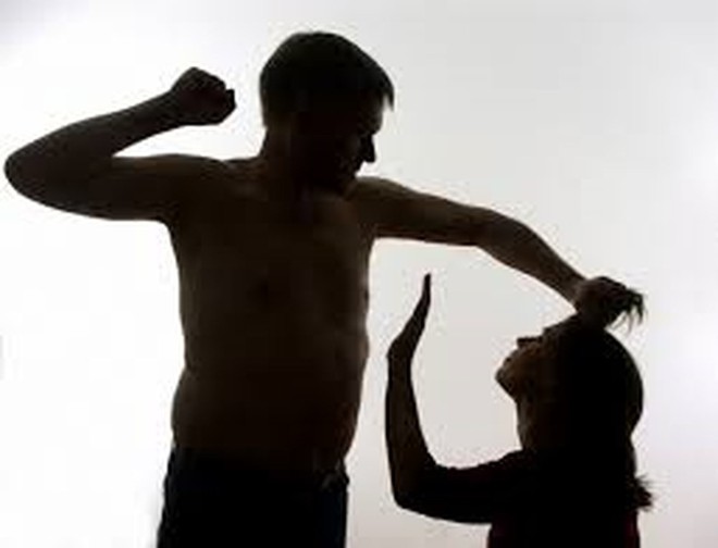 Nghệ An: Chồng t&acirc;m thần d&ugrave;ng tu&yacute;p sắt đ&aacute;nh vợ tử vong trong đ&ecirc;m - Ảnh 1.