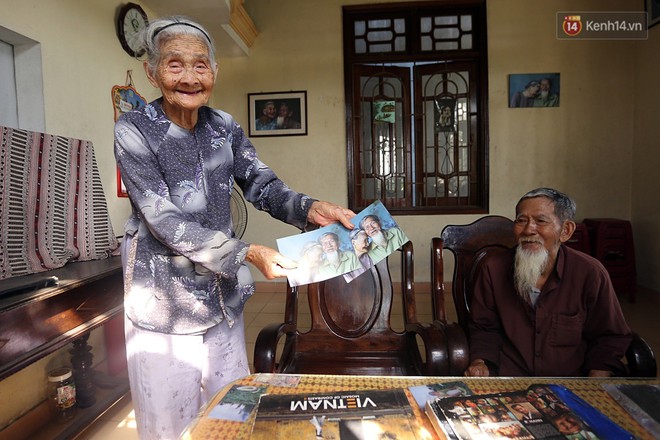 Nhiếp ảnh gia người Pháp chụp bộ ảnh đôi vợ chồng 94 tuổi và phía sau đó là một "cổ tích tình già" siêu dễ thương ở làng rau Trà Quế - Ảnh 10.