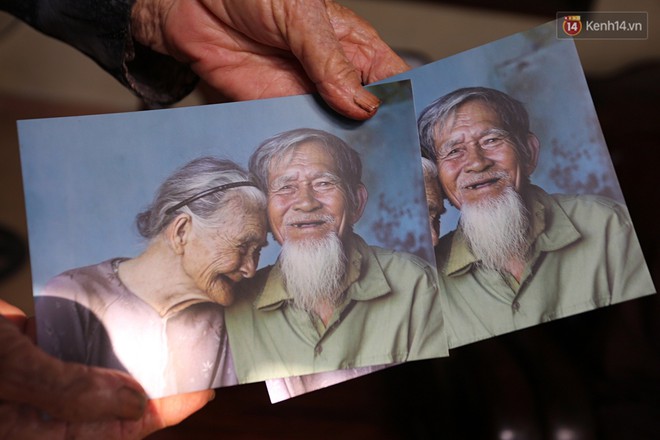 Nhiếp ảnh gia người Pháp chụp bộ ảnh đôi vợ chồng 94 tuổi và phía sau đó là một 