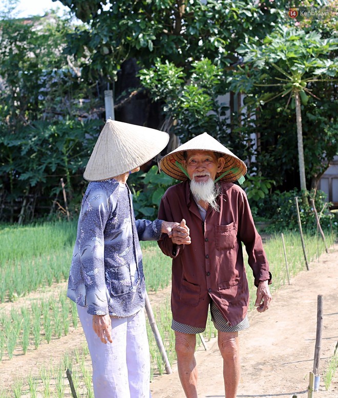 Nhiếp ảnh gia người Pháp chụp bộ ảnh đôi vợ chồng 94 tuổi và phía sau đó là một "cổ tích tình già" siêu dễ thương ở làng rau Trà Quế - Ảnh 8.