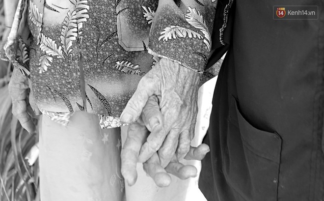 Nhiếp ảnh gia người Pháp chụp bộ ảnh đôi vợ chồng 94 tuổi và phía sau đó là một "cổ tích tình già" siêu dễ thương ở làng rau Trà Quế - Ảnh 6.