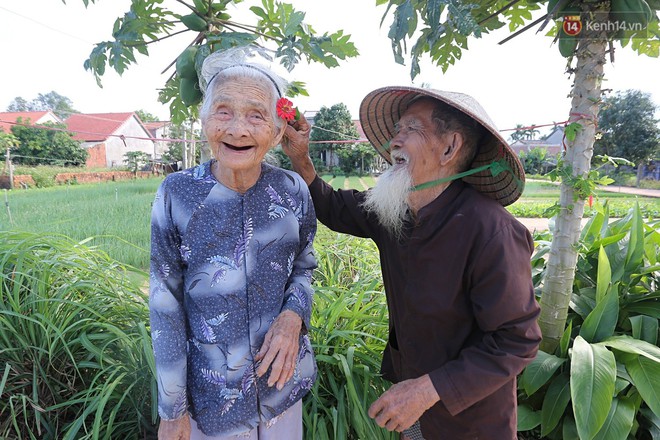 Nhiếp ảnh gia người Pháp chụp bộ ảnh đôi vợ chồng 94 tuổi và phía sau đó là một cổ tích tình già siêu dễ thương ở làng rau Trà Quế - Ảnh 5.