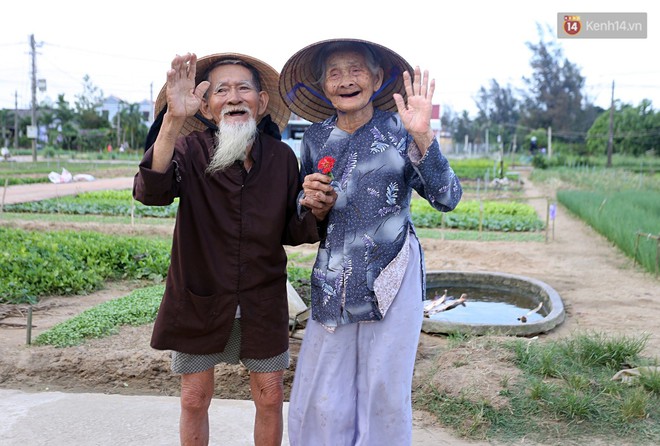 Nhiếp ảnh gia người Pháp chụp bộ ảnh đôi vợ chồng 94 tuổi và phía sau đó là một cổ tích tình già siêu dễ thương ở làng rau Trà Quế - Ảnh 13.