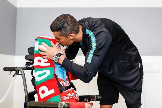 Hành động đẹp của Ronaldo trước thềm World Cup 2018 - Ảnh 1.