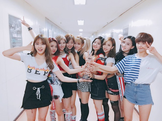 Hit mới còn chưa ra khỏi Top 10, TWICE đã rục rịch trở lại vào tháng sau - Ảnh 1.