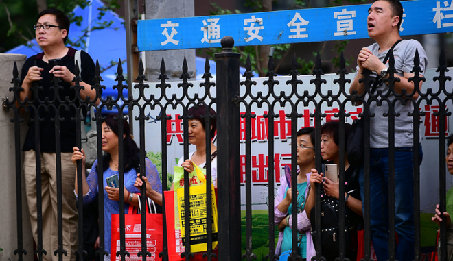 Muôn vàn tâm trạng của cha mẹ thí sinh Trung Quốc trong ngày đầu tiên thi đại học - Ảnh 2.