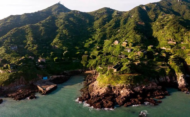 Gh&eacute; thăm l&agrave;ng ch&agrave;i bị bỏ hoang ở Trung Quốc: Kh&ocirc;ng b&oacute;ng người sinh sống nhưng mang vẻ đẹp huyền b&iacute; kh&ocirc;ng kh&aacute;c chốn bồng lai ti&ecirc;n cảnh - Ảnh 3.
