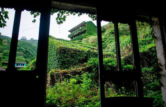 Gh&eacute; thăm l&agrave;ng ch&agrave;i bị bỏ hoang ở Trung Quốc: Kh&ocirc;ng b&oacute;ng người sinh sống nhưng mang vẻ đẹp huyền b&iacute; kh&ocirc;ng kh&aacute;c chốn bồng lai ti&ecirc;n cảnh - Ảnh 6.