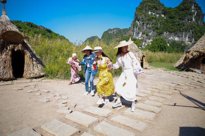 Hội ế Diệu Nhi - Sĩ Thanh - Yaya Trương Nhi bất ngờ gặp HLV Park Hang Seo tại Ninh Bình - Ảnh 3.