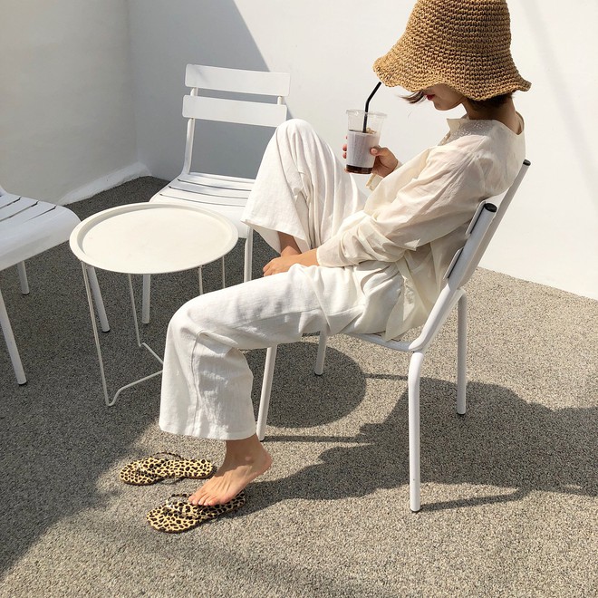 Ng&agrave;y n&oacute;ng diện đồ white-on-white l&agrave; chuẩn nhất, v&agrave; đ&acirc;y l&agrave; 14 c&ocirc;ng thức m&aacute;t mẻ tuyệt xinh d&agrave;nh cho bạn - Ảnh 13.