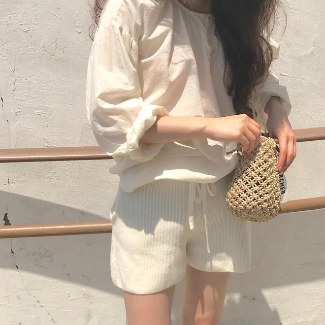Ng&agrave;y n&oacute;ng diện đồ white-on-white l&agrave; chuẩn nhất, v&agrave; đ&acirc;y l&agrave; 14 c&ocirc;ng thức m&aacute;t mẻ tuyệt xinh d&agrave;nh cho bạn - Ảnh 14.