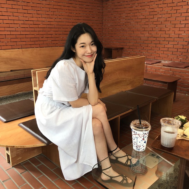 Ng&agrave;y n&oacute;ng diện đồ white-on-white l&agrave; chuẩn nhất, v&agrave; đ&acirc;y l&agrave; 14 c&ocirc;ng thức m&aacute;t mẻ tuyệt xinh d&agrave;nh cho bạn - Ảnh 1.