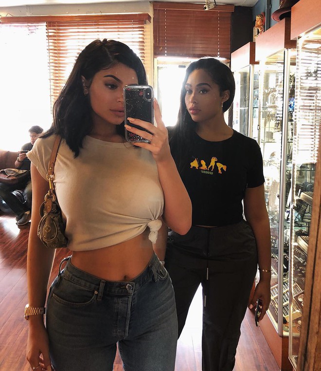 Kylie Jenner diện đồ hiệu sang chảnh, khoe body gợi cảm hút mắt trên phố - Ảnh 8.