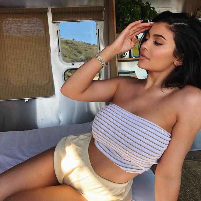 Kylie Jenner ch&iacute;nh thức lấy lại body đồng hồ c&aacute;t, ngực nở eo thon bốc lửa sau khi sinh - Ảnh 2.