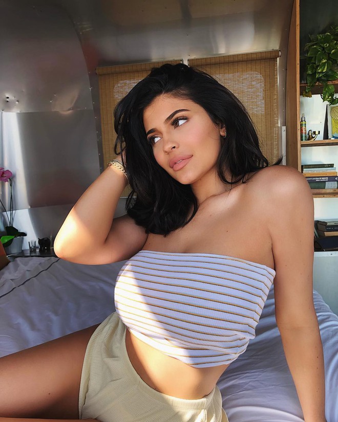 Kylie Jenner chính thức lấy lại body đồng hồ cát, ngực nở eo thon bốc lửa sau khi sinh - Ảnh 3.