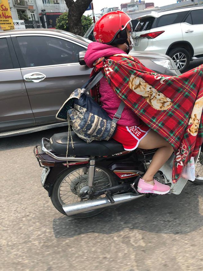 Bắt gặp c&ocirc; g&aacute;i mặc &aacute;o kho&aacute;c, cho&agrave;ng th&ecirc;m tấm vải nghi l&agrave; chăn lượn phố H&agrave; Nội ng&agrave;y nắng gắt - Ảnh 1.