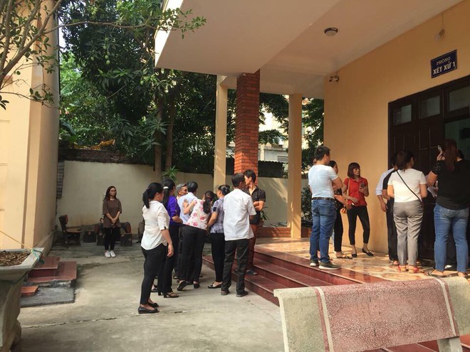 Hàng chục phụ huynh phẫn nộ khi nhìn thấy thầy giáo dâm ô với nhiều nữ sinh tại Hà Nội được đưa ra tòa - Ảnh 2.