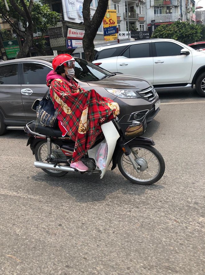 Bắt gặp c&ocirc; g&aacute;i mặc &aacute;o kho&aacute;c, cho&agrave;ng th&ecirc;m tấm vải nghi l&agrave; chăn lượn phố H&agrave; Nội ng&agrave;y nắng gắt - Ảnh 3.