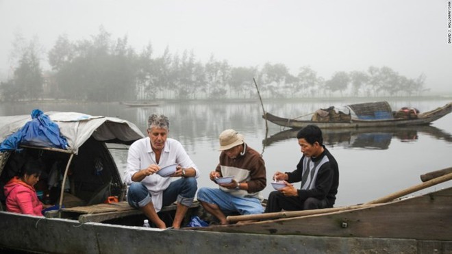 Những hình ảnh đáng nhớ của đầu bếp Anthony Bourdain trong hành trình khám phá ẩm thực Việt Nam - Ảnh 4.