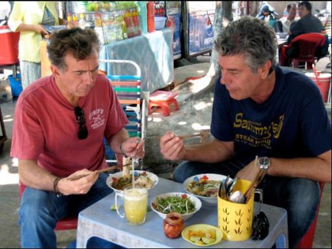 Những hình ảnh đáng nhớ của đầu bếp Anthony Bourdain trong hành trình khám phá ẩm thực Việt Nam - Ảnh 11.