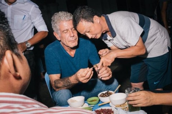 Những hình ảnh đáng nhớ của đầu bếp Anthony Bourdain trong hành trình khám phá ẩm thực Việt Nam - Ảnh 10.