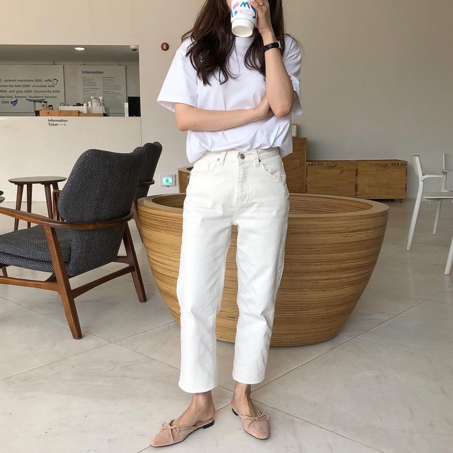 Ngày nóng diện đồ white-on-white là chuẩn nhất, và đây là 14 công thức mát mẻ tuyệt xinh dành cho bạn - Ảnh 8.