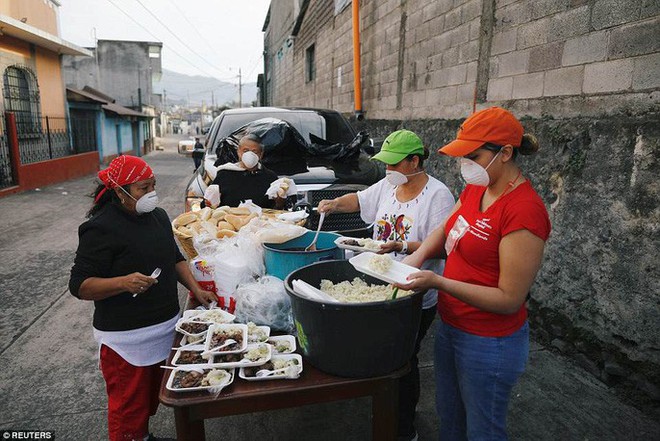 Khốc liệt h&igrave;nh ảnh trước v&agrave; sau thảm họa n&uacute;i lửa ở Guatemala - Ảnh 14.