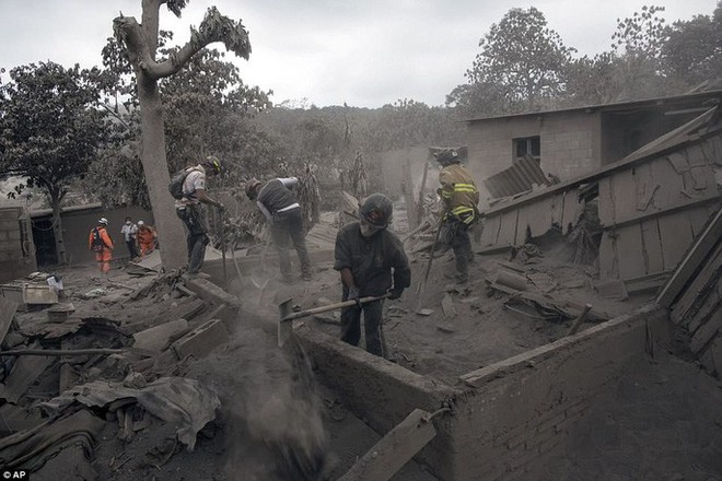 Khốc liệt h&igrave;nh ảnh trước v&agrave; sau thảm họa n&uacute;i lửa ở Guatemala - Ảnh 10.