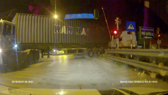 Hà Nội: Hai xe container đua nhau đạp rào chắn vượt đường tàu mặc kệ cảnh báo - Ảnh 2.