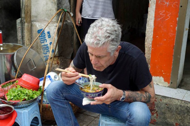 Những hình ảnh đáng nhớ của đầu bếp Anthony Bourdain trong hành trình khám phá ẩm thực Việt Nam - Ảnh 5.