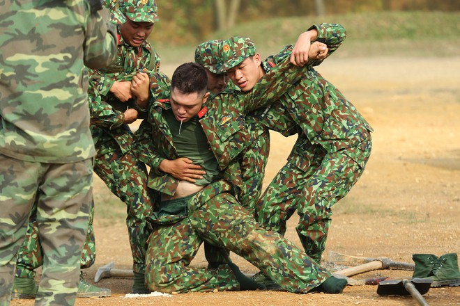 Sao nhập ngũ: Hoàng Tôn làm động tác như lật đật khiến chỉ huy cũng không nhịn được cười - Ảnh 1.