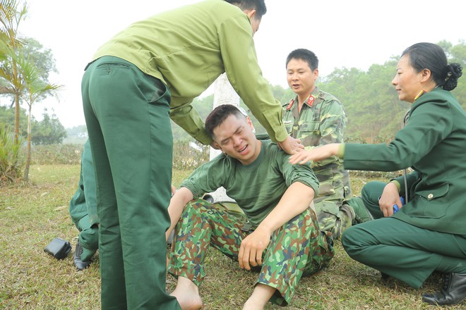 Sao nhập ngũ: Hoàng Tôn làm động tác như lật đật khiến chỉ huy cũng không nhịn được cười - Ảnh 2.